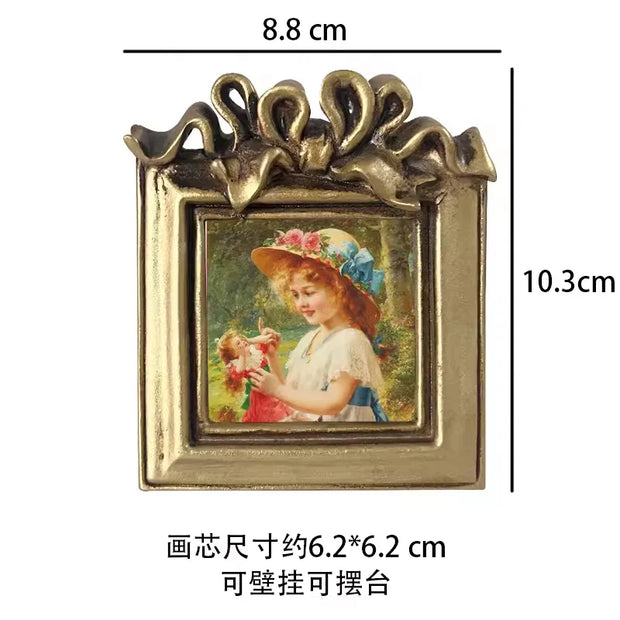 Retro European relief round resin small photo frame picture frame ornament homestay wall decoration literary light luxury wall h