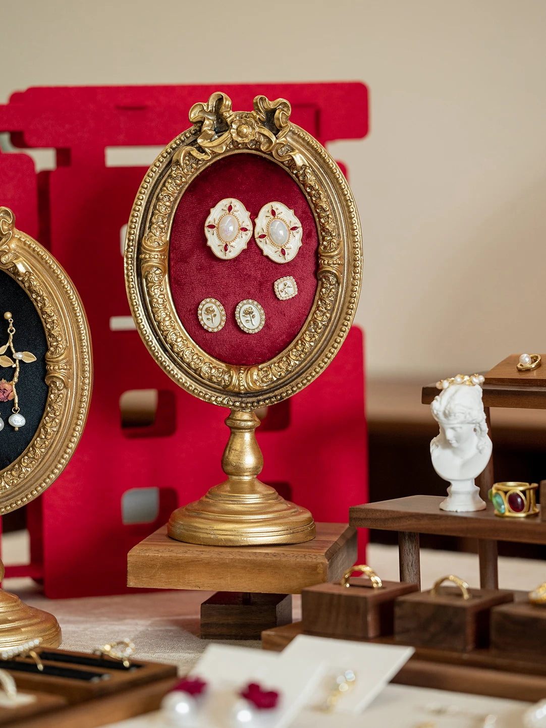 Retro Suede Jewelry Display Stand – Earrings & Bracelet Photo Frame