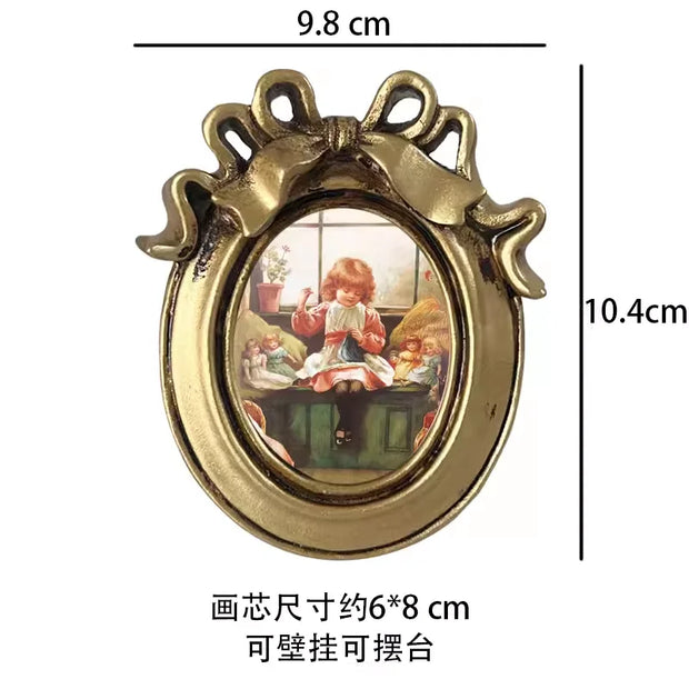 Retro European relief round resin small photo frame picture frame ornament homestay wall decoration literary light luxury wall h