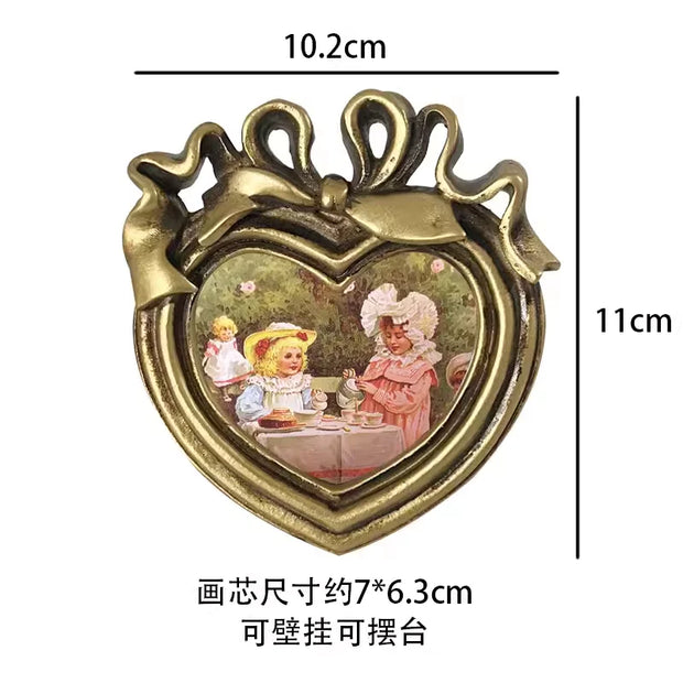 Retro European relief round resin small photo frame picture frame ornament homestay wall decoration literary light luxury wall h